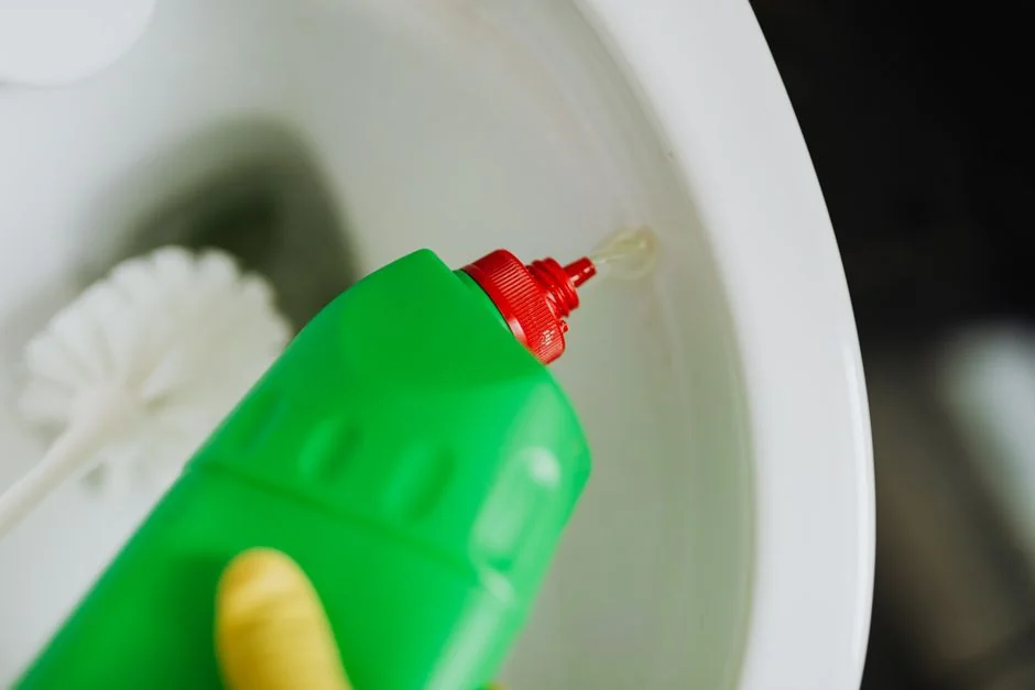 Gros plan d’une femme qui étiquette une boîte en carton au marqueur rouge, à l’intérieur.